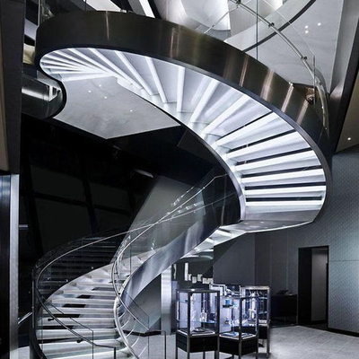 Escalera curvada aduana del acero de carbono, escalera de mármol del arco de la pisada