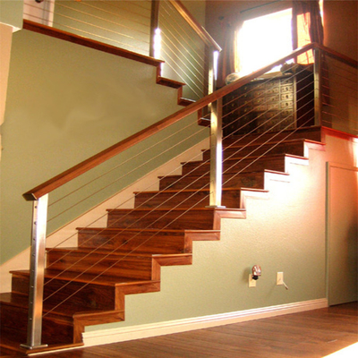 Verja de madera de la escalera del balcón, verja del cable de alambre para la escalera