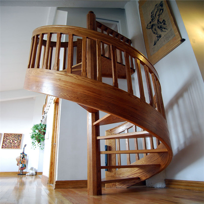 Escalera espiral de madera del ODM del OEM, verja de madera interior de la escalera