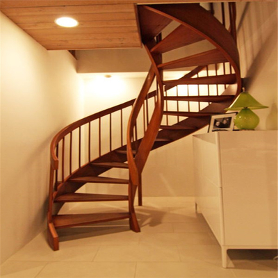 Escalera espiral de madera del ODM del OEM, verja de madera interior de la escalera