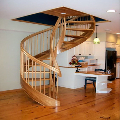 Escalera espiral de madera del ODM del OEM, verja de madera interior de la escalera