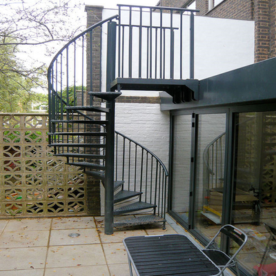 Escaleras espirales de acero modernas interiores/al aire libre con la barandilla inoxidable
