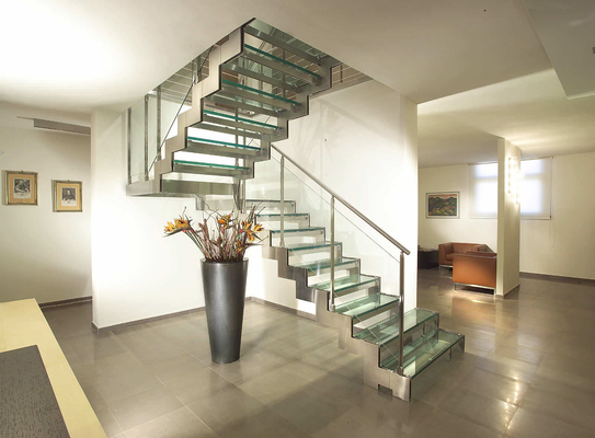 Escalera recta moderna del paso de cristal con la verja de cristal de acero inoxidable