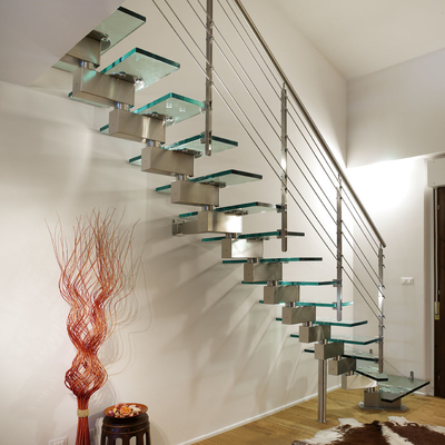 Escalera recta moderna del paso de cristal con la verja de cristal de acero inoxidable
