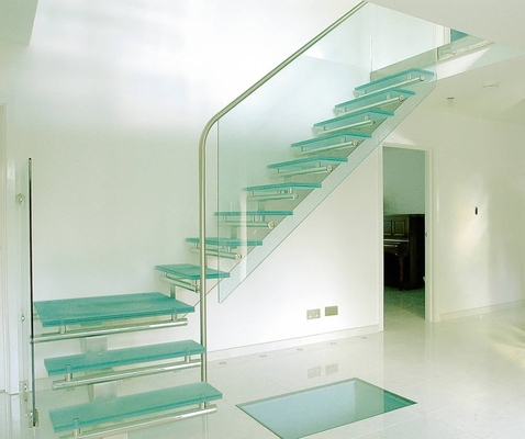Escalera recta moderna del paso de cristal con la verja de cristal de acero inoxidable