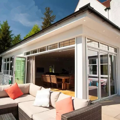 La puerta plegable plástica modificada para requisitos particulares exterior UPVC enmarca el diseño de cristal del acordeón plegable