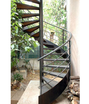 Madera sólida de las escaleras espirales al aire libre externas del metal usado/vidrio moderado laminado