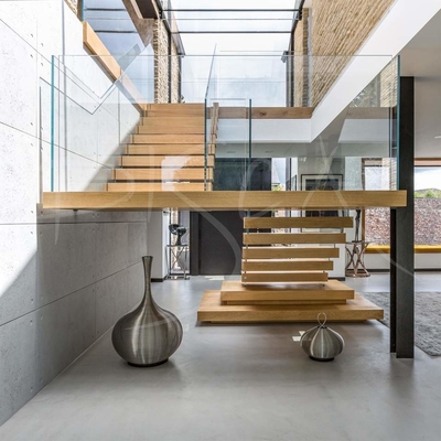 Diseño flotante de madera moderno de la escalera del edificio comercial para interior