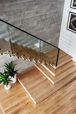 Diseño flotante de madera moderno de la escalera del edificio comercial para interior