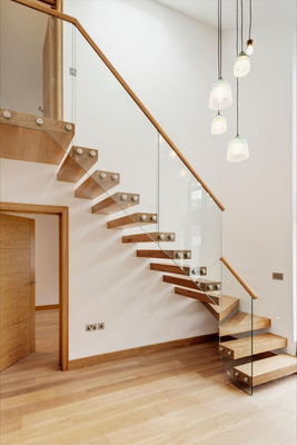 Diseño flotante de madera moderno de la escalera del edificio comercial para interior