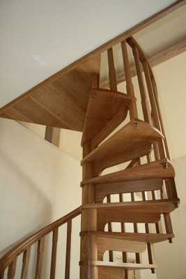 Instalación fácil del sitio interior de la escalera espiral de la madera de la pisada del roble sólido