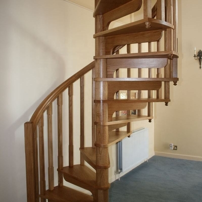 Instalación fácil del sitio interior de la escalera espiral de la madera de la pisada del roble sólido