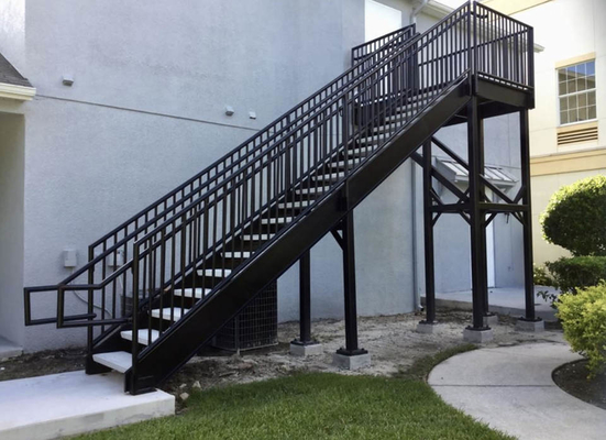 Pisada de madera sólida de la escalera 38m m del larguero del metal de acero galvanizado exterior del edificio