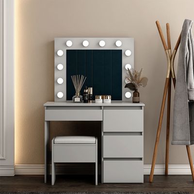 Vanidad del maquillaje de los muebles con el espejo, tabla cosmética del vestido blanco