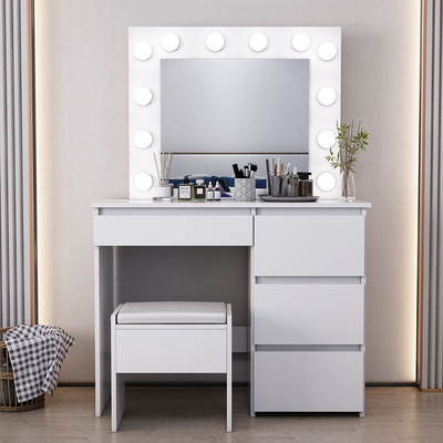 Vanidad del maquillaje de los muebles con el espejo, tabla cosmética del vestido blanco