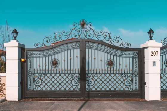 Nueva puerta galvanizada del hierro del diseño, diseño moderno de la puerta del tubo del hierro