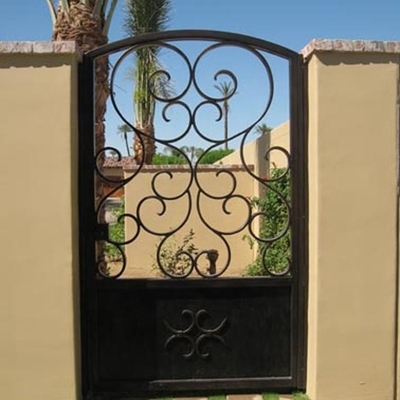 La puerta moderna del tubo del hierro, asa a la parrilla el nuevo tubo principal del hierro labrado de los diseños