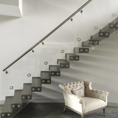 La madera interior de la escalera del desván del ahorro de espacio del estilo australiano pisa la escalera recta flotante