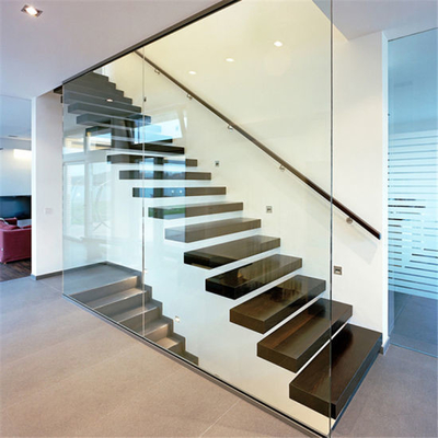 La madera interior de la escalera del desván del ahorro de espacio del estilo australiano pisa la escalera recta flotante