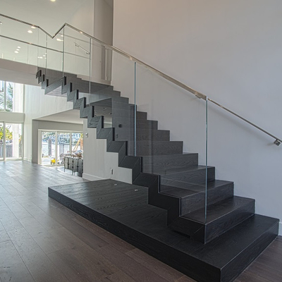 La madera interior de la escalera del desván del ahorro de espacio del estilo australiano pisa la escalera recta flotante