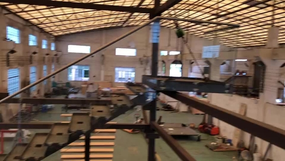 La madera interior de la escalera del desván del ahorro de espacio del estilo australiano pisa la escalera recta flotante
