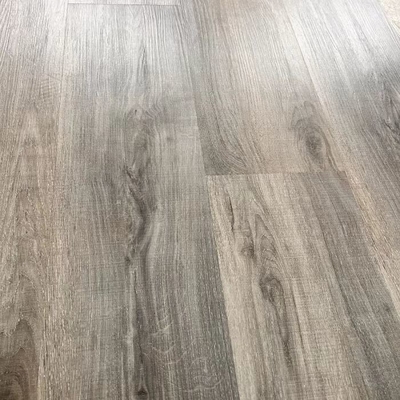 Suelo de madera del tablón del vinilo del tecleo del grano de la prenda impermeable del piso del proceso estadístico del PVC del gris 4m m 5m m 6m m del humo