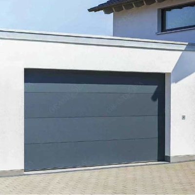 Rollo de acero automatizado exterior contemporáneo del negro de la puerta del garaje encima de la puerta con el motor
