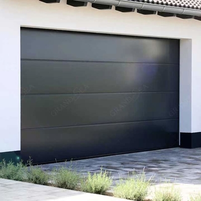 Rollo de acero automatizado exterior contemporáneo del negro de la puerta del garaje encima de la puerta con el motor
