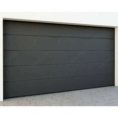 Rollo de acero automatizado exterior contemporáneo del negro de la puerta del garaje encima de la puerta con el motor