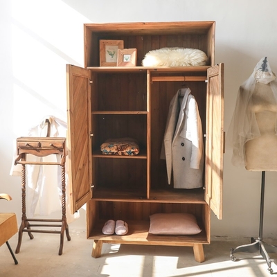 La mano de madera sólida talló el armario antiguo rústico reciclado guardarropa modificado para requisitos particulares del pino