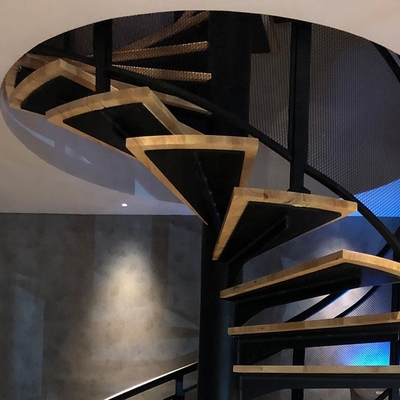 Escaleras de acero confeccionadas del resbalón del ático interior anti negro de la escalera espiral SS304