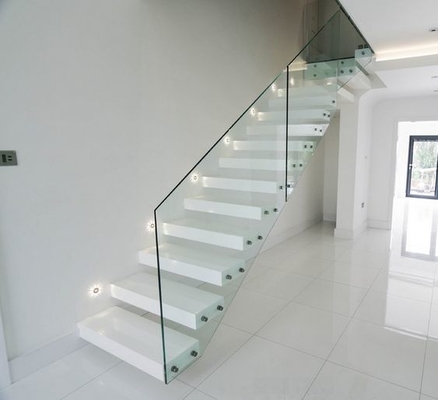 Escaleras flotantes modernas en forma de L de madera sólida de la escalera espiral del ahorro de espacio para el hogar