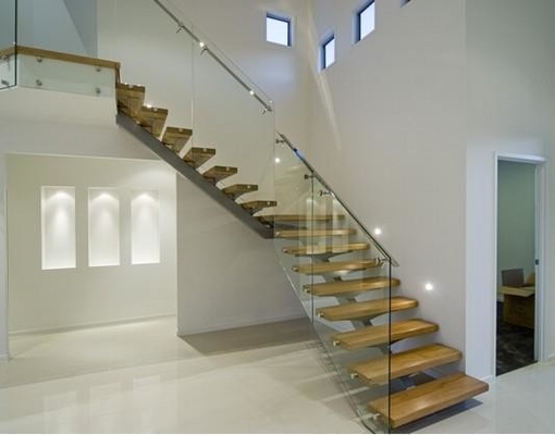 Escaleras flotantes modernas en forma de L de madera sólida de la escalera espiral del ahorro de espacio para el hogar