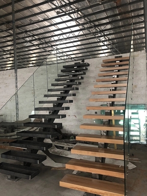 Escaleras flotantes modernas en forma de L de madera sólida de la escalera espiral del ahorro de espacio para el hogar