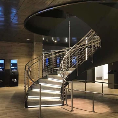 La mano interior de ASTM forjó la escalera curvada moderna de lujo del chalet espiral de las escaleras del metal
