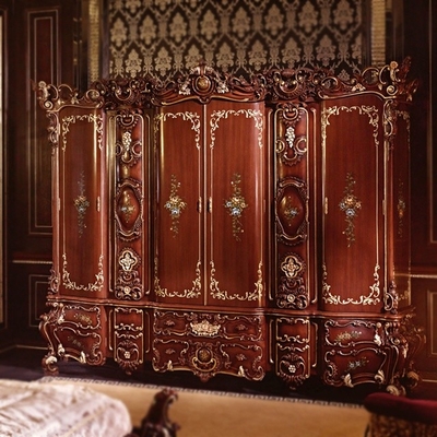 Guardarropa de madera de cuatro puertas rojo tallado hecho a mano del armario europeo del estilo del dormitorio