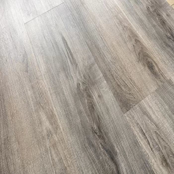 Suelo de madera del tablón del vinilo del tecleo del grano de la prenda impermeable del piso del proceso estadístico del PVC del gris 4m m 5m m 6m m del humo